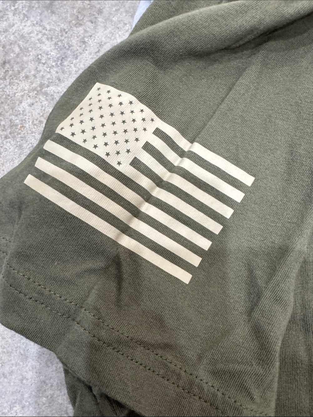 Under Armour Men’s Olive Green Freedom Logo Tee with Light Gray Logo Graphic Tee - Picture 3 of 5